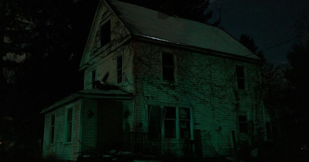 An old White House covered in vines in the darkness, illustrating childhood dreams. 